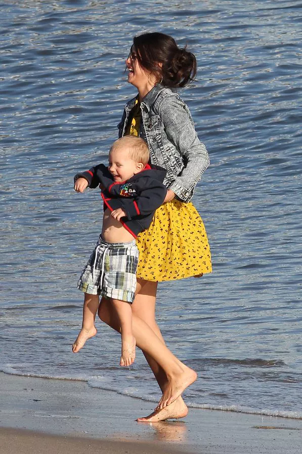 justin-selena-beach-babes1