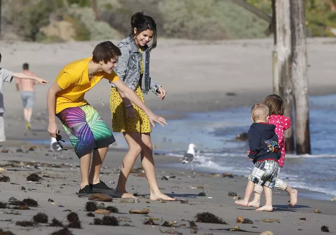 justin-selena-beach-babes5
