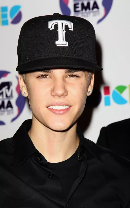 justin-selena-ema-2011-002