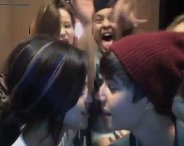 Justin Bieber, Selena Gómez, Ashley Tisdale y Carlos Pena hacen su videoclip de "Call Me Maybe" Justin Bieber, Selena Gómez, Ashley Tisdale y Carlos Pena hacen su videoclip de "Call Me Maybe"