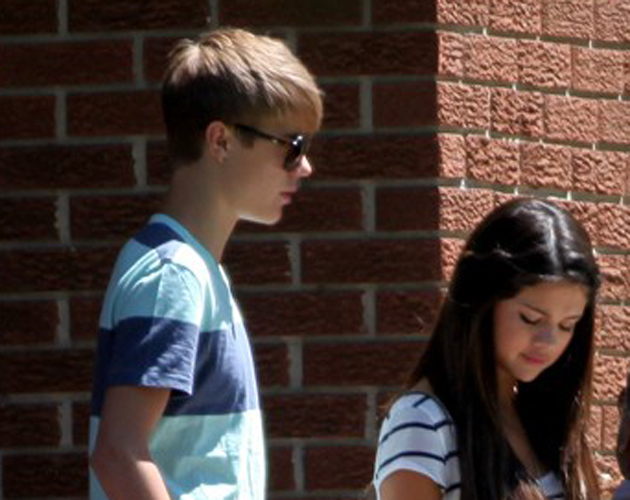 Justin Bieber y Selena Gómez, visita exprés a los abuelos Justin Bieber y Selena Gómez, visita exprés a los abuelos