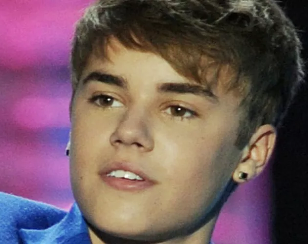 Justin Bieber sexy con pendientes
