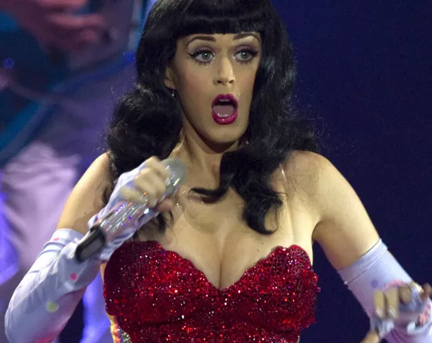 Katy Perry era criticada por el tamaño de sus pechos