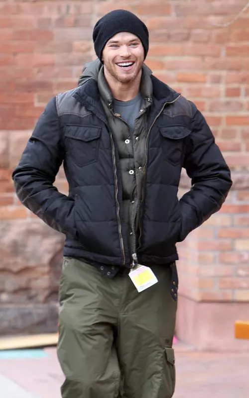 kellan-lutz-snowboard-001