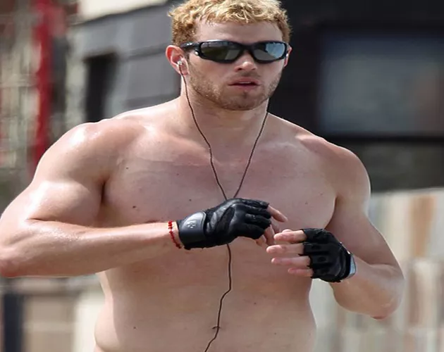 Kellan Lutz, vampiro de Crepúsculo, luce cuerpo sin temor al sol