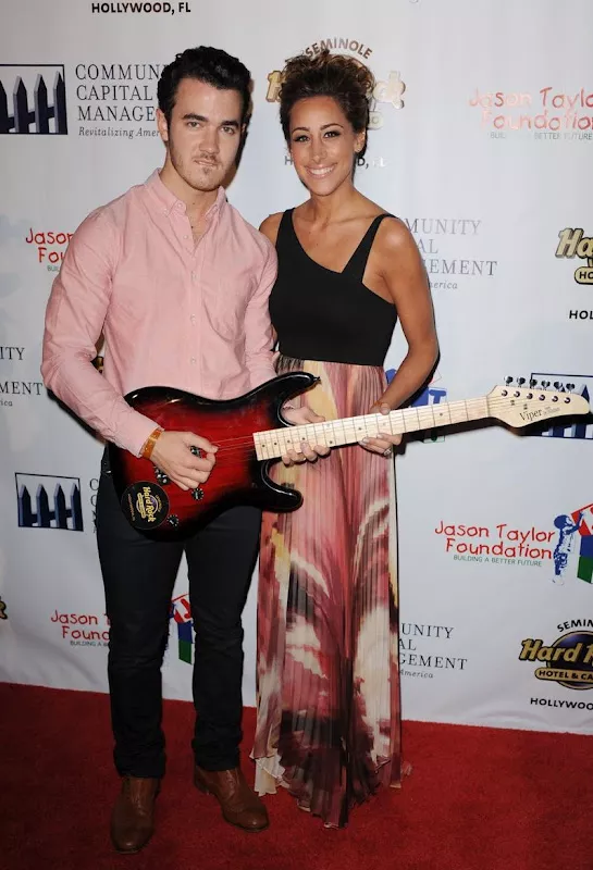 kevin-danielle-jonas-golf-06