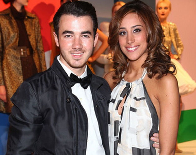 Kevin Jonas y su esposa Danielle acudieron a un desfile de la Mercedes-Benz Fashion Week Kevin Jonas y su esposa Danielle acudieron a un desfile de la Mercedes-Benz Fashion Week
