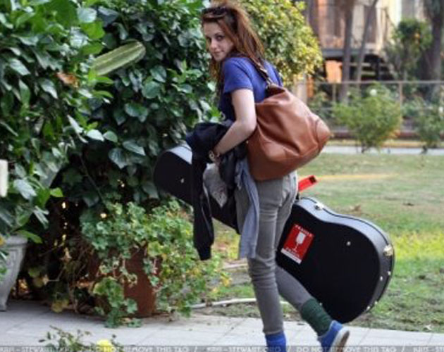 Kristen Stewart regala una guitarra eléctrica a Robert Pattinson Kristen Stewart regala una guitarra eléctrica a Robert Pattinson