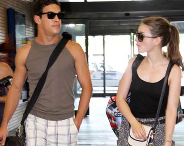 Mario Casas y María Valverde inseparables con destino a Sevilla