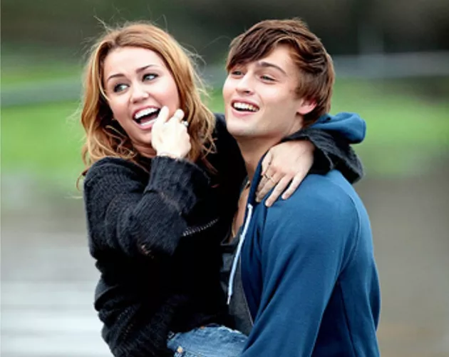 Miley Cyrus y Douglas Booth