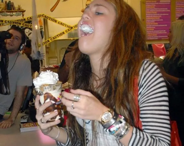 miley cyrus comiendo