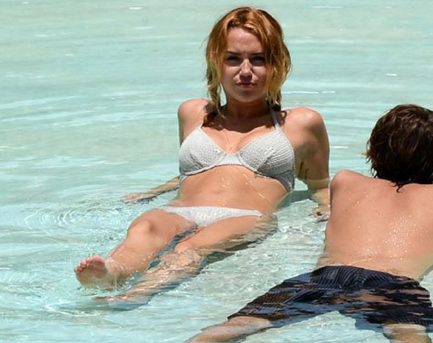 Miley Cyrus enseña cuerpo en la piscina tras tantas horas de pilates