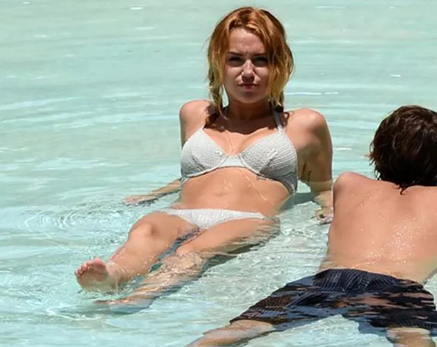 miley cyrus piscina