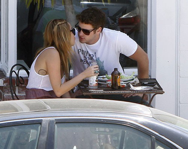 Miley Cyrus y su novio Liam Hemsworth, amor con paparazzis