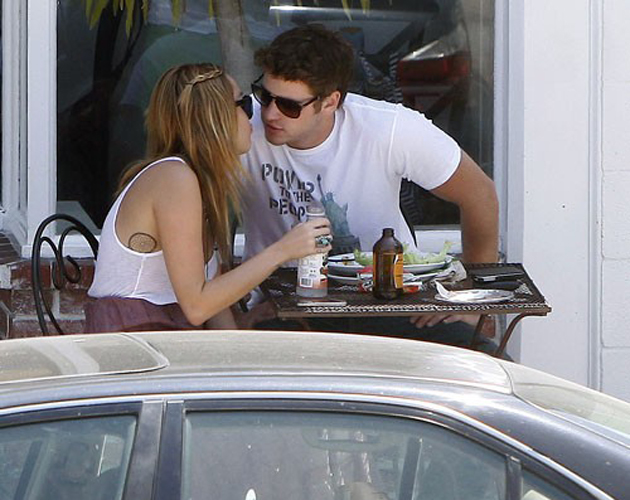 Miley Cyrus y su novio Liam Hemsworth, amor con paparazzis Miley Cyrus y su novio Liam Hemsworth, amor con paparazzis