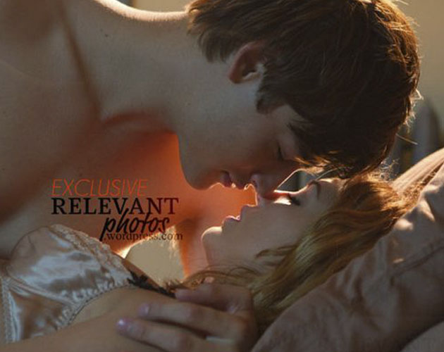 Vídeo: Miley Cyrus besa a Douglas Booth en este adelanto de "LOL" Vídeo: Miley Cyrus besa a Douglas Booth en este adelanto de "LOL"