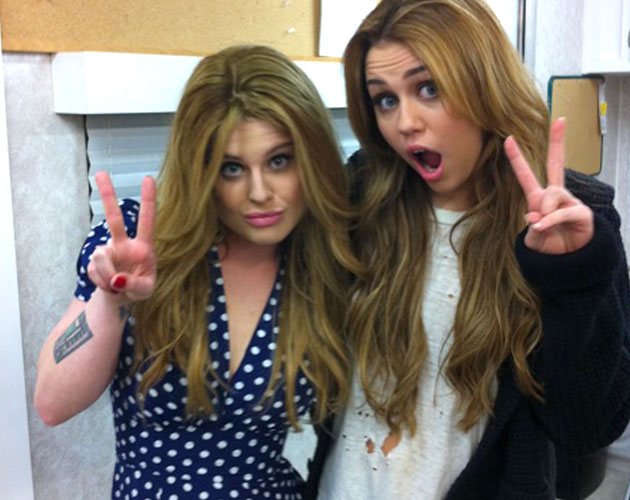 Miley Cyrus defiende a su amiga Kelly Osbourne por Twitter