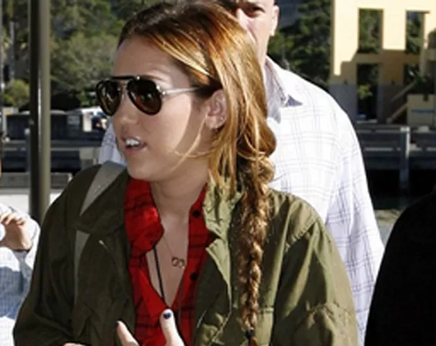Miley Cyrus luce trenza a la moda en Sidney