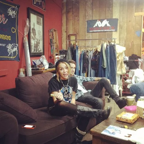 mileysmoking--12
