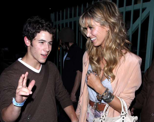 Nick Jonas y Delta Goodrem en el concierto de Adele Nick Jonas y Delta Goodrem en el concierto de Adele