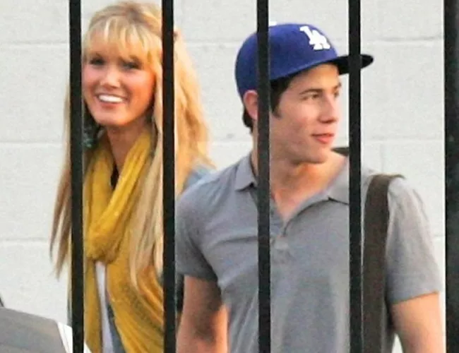 nick jonas y delta