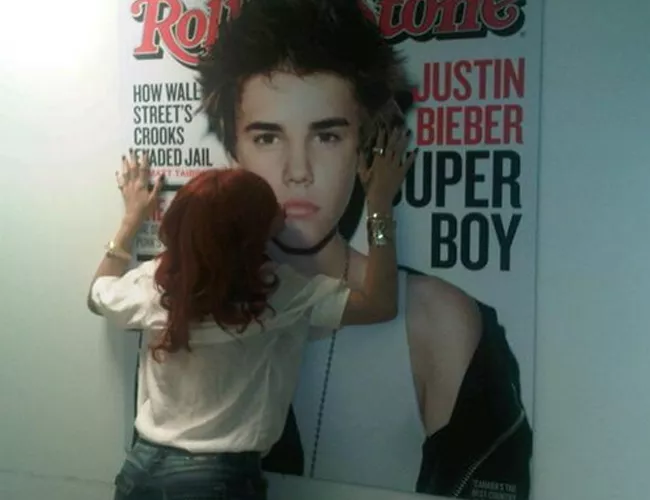 rihanna beso justin