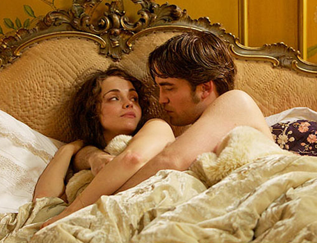 Robert Pattinson en la cama con Christina Ricci y Uma Thurman