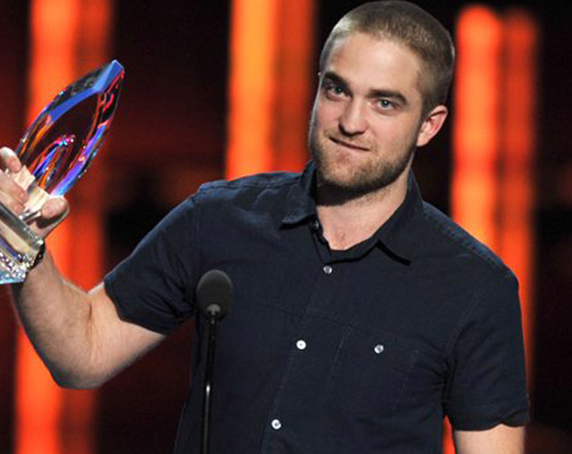 Robert Pattinson estrena look de pelo rapado en los People's Choice Awards Robert Pattinson estrena look de pelo rapado en los People's Choice Awards
