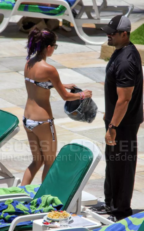 selena-gomez-brasil-bikini-005