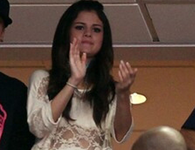 Selena Gómez en el partido de baloncesto solidario de Justin Bieber Selena Gómez en el partido de baloncesto solidario de Justin Bieber
