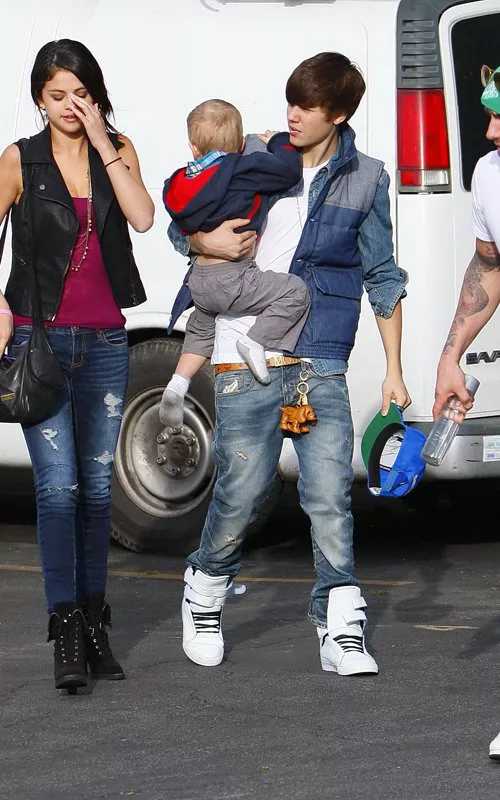 selena-justin-021812-5