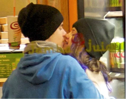 selena-justin-beso-disney-001