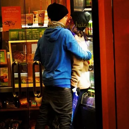 selena-justin-beso-disney-002
