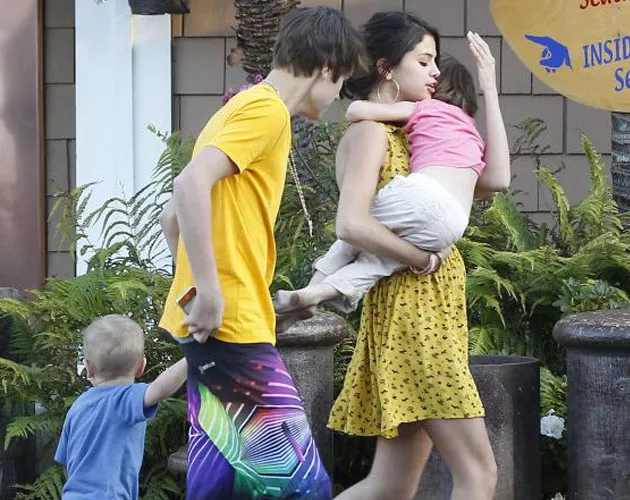 selena y justin papas