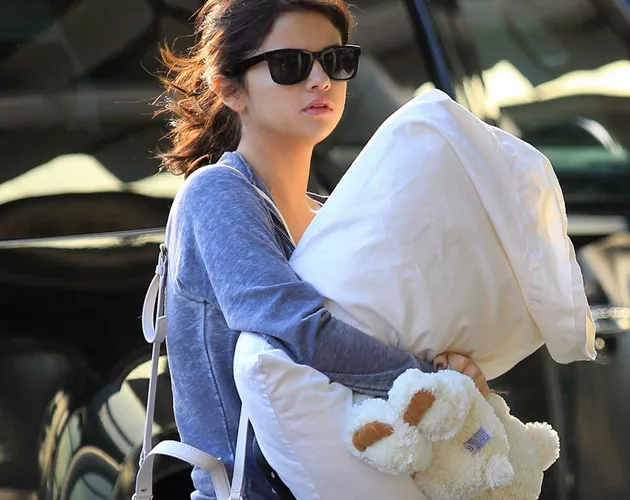 Selena Gomez no duerme sin su peluche