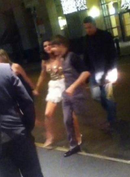Justin Bieber saca a bailar a Selena Gómez en la fiesta de Fin de Año Justin Bieber saca a bailar a Selena Gómez en la fiesta de Fin de Año