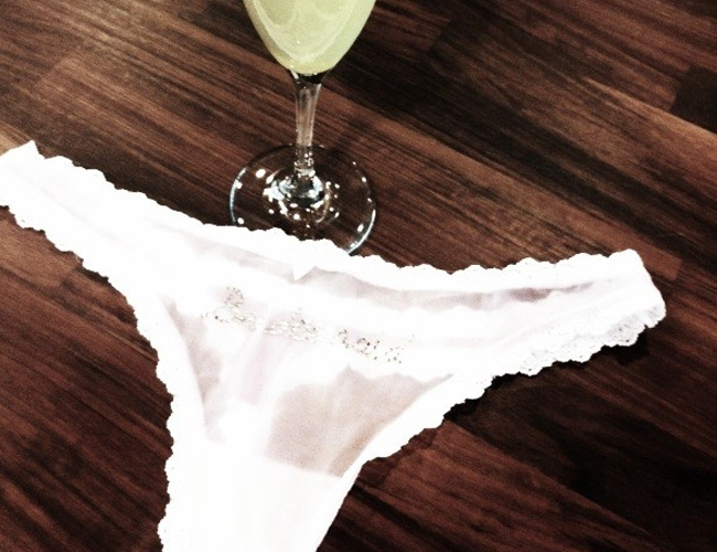 Miley Cyrus enseña su ropa interior por Twitter Miley Cyrus enseña su ropa interior por Twitter