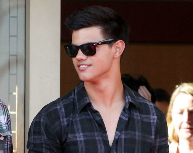 Taylor Lautner se siente raro Taylor Lautner se siente raro