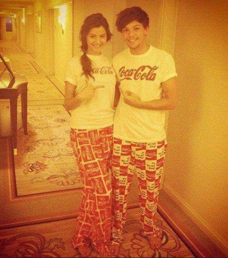 Louis Tomlinson y Eleanor Calder son románticos hasta para llevar pijama