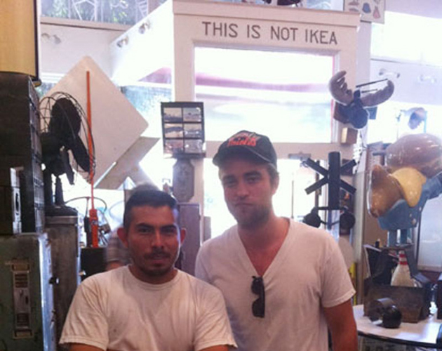 Robert Pattinson compra muebles de segunda mano Robert Pattinson compra muebles de segunda mano