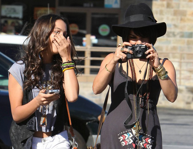 Vanessa Hudgens fotografía a los paparazzi junto a su hermana Stella Vanessa Hudgens fotografía a los paparazzi junto a su hermana Stella