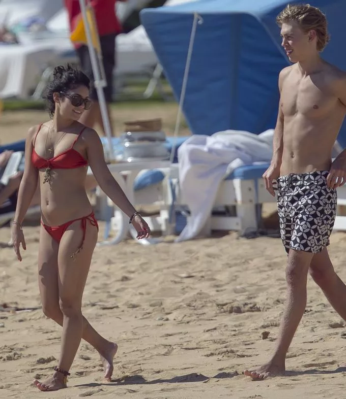 vanessa-hudgens-austin-butler-beach-kisses-01