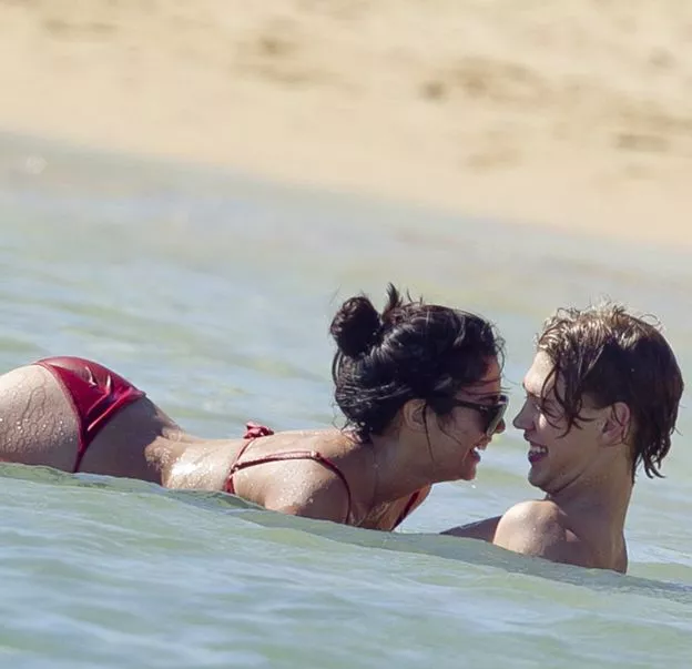 vanessa-hudgens-austin-butler-beach-kisses-02