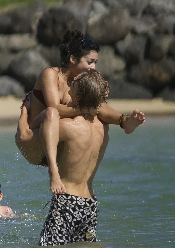 vanessa-hudgens-austin-butler-beach-kisses-04