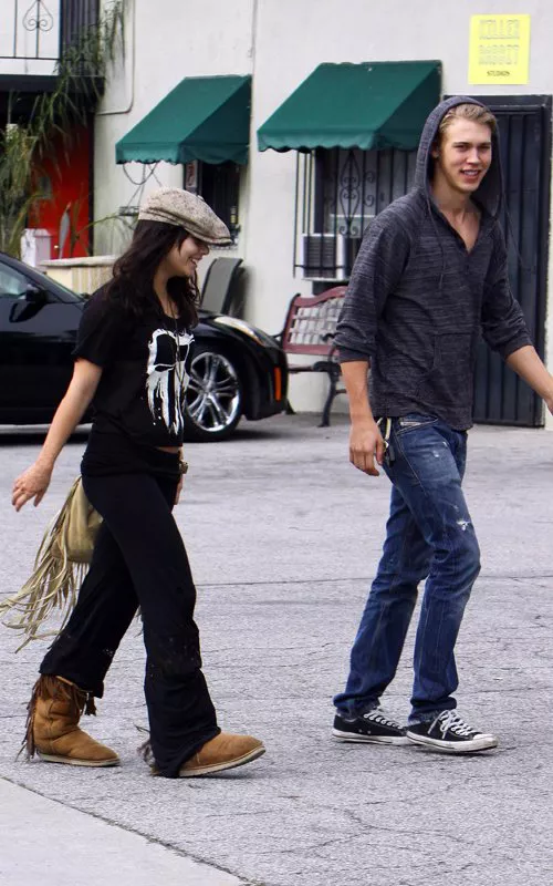 vanessa-hudgens-austin-butler-disney-003