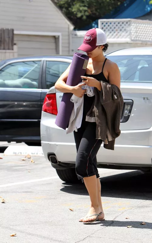 vanessa-hudgens-yoga-003