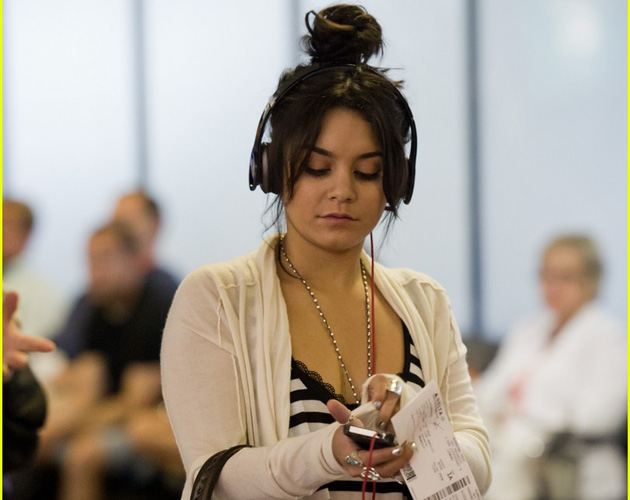 Vanessa Hudgens inseparable de su Iphone Vanessa Hudgens inseparable de su Iphone
