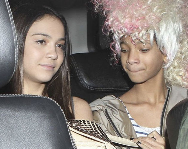 Stella Hudgens se pasa por las rebajas con Willow Smith Stella Hudgens se pasa por las rebajas con Willow Smith