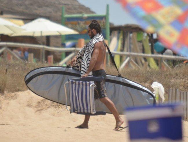 Hugo Silva surfea en playas gaditanas y ¡es como el buen vino!